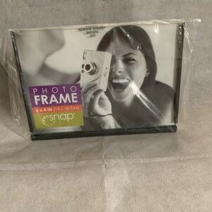 NWT Snap Black and White Photo Frame for 6x4”